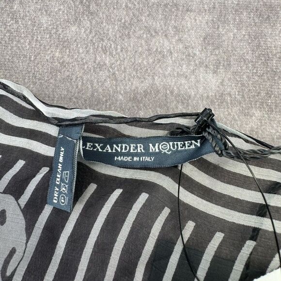 Alexander McQueen Classic NWT Black and White Skull Silk Scarf - Picture 7 of 8